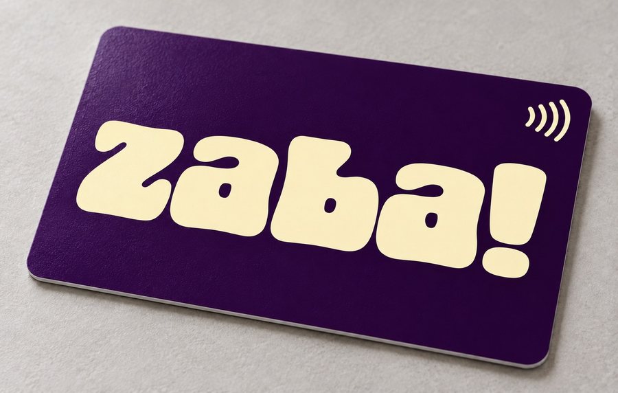 La tarjeta zaba! en morado oscuro con el nombre en letras crema y el símbolo NFC en la esquina